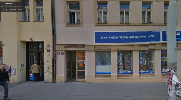 Látky Fiala - průchod z ulice Korunní